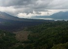 Vulkaan Gunung Batur met rechts het Danau Batur Meer